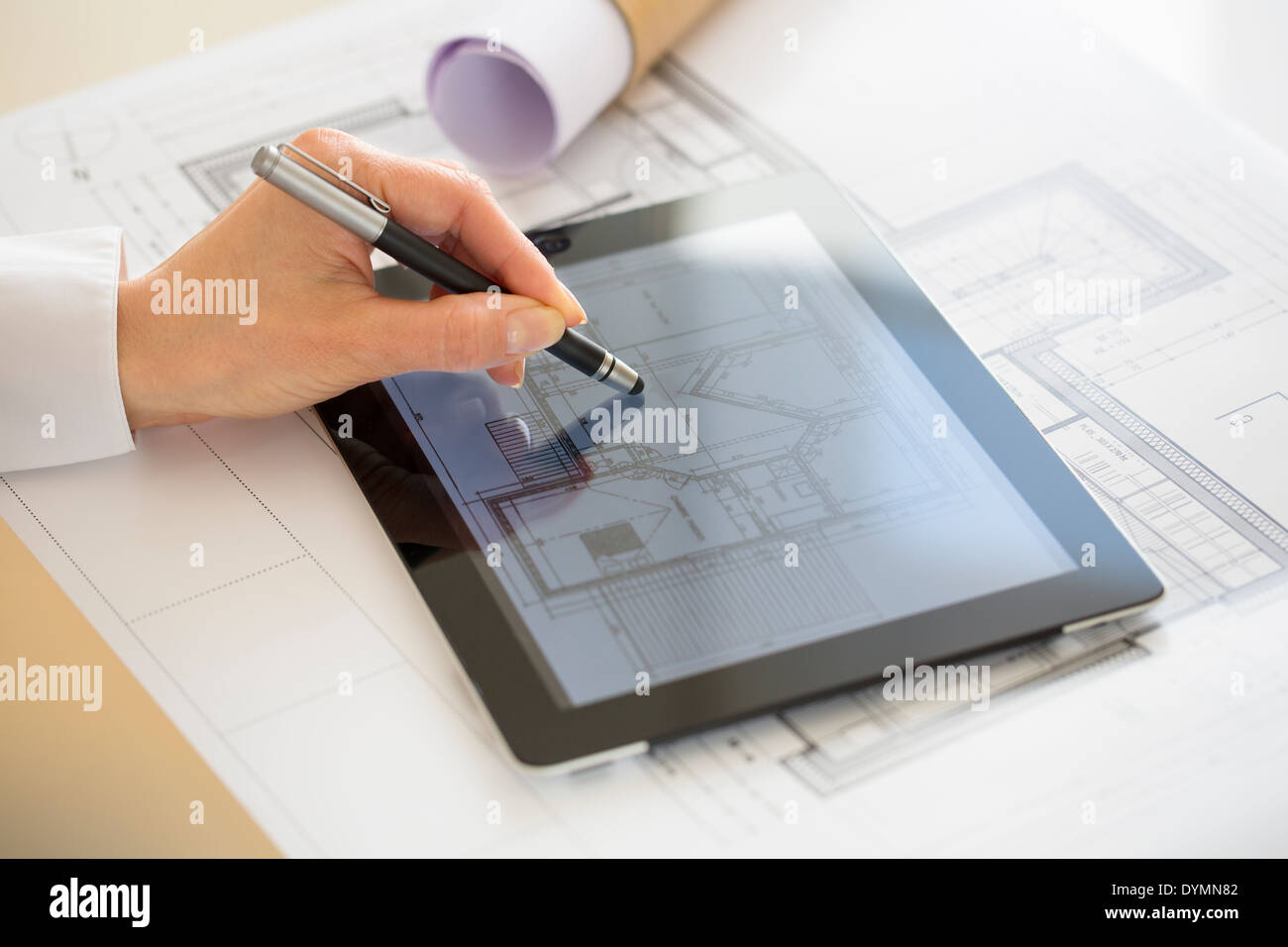 Nahaufnahme der Hände Architekt Frau zeichnen mit Stift auf Digital-Tablette Stockfoto