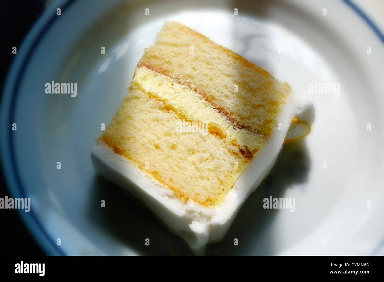 Ein Teil der Geburtstagskuchen Schwamm mit Marmelade und Sahne-Füllung Stockfoto