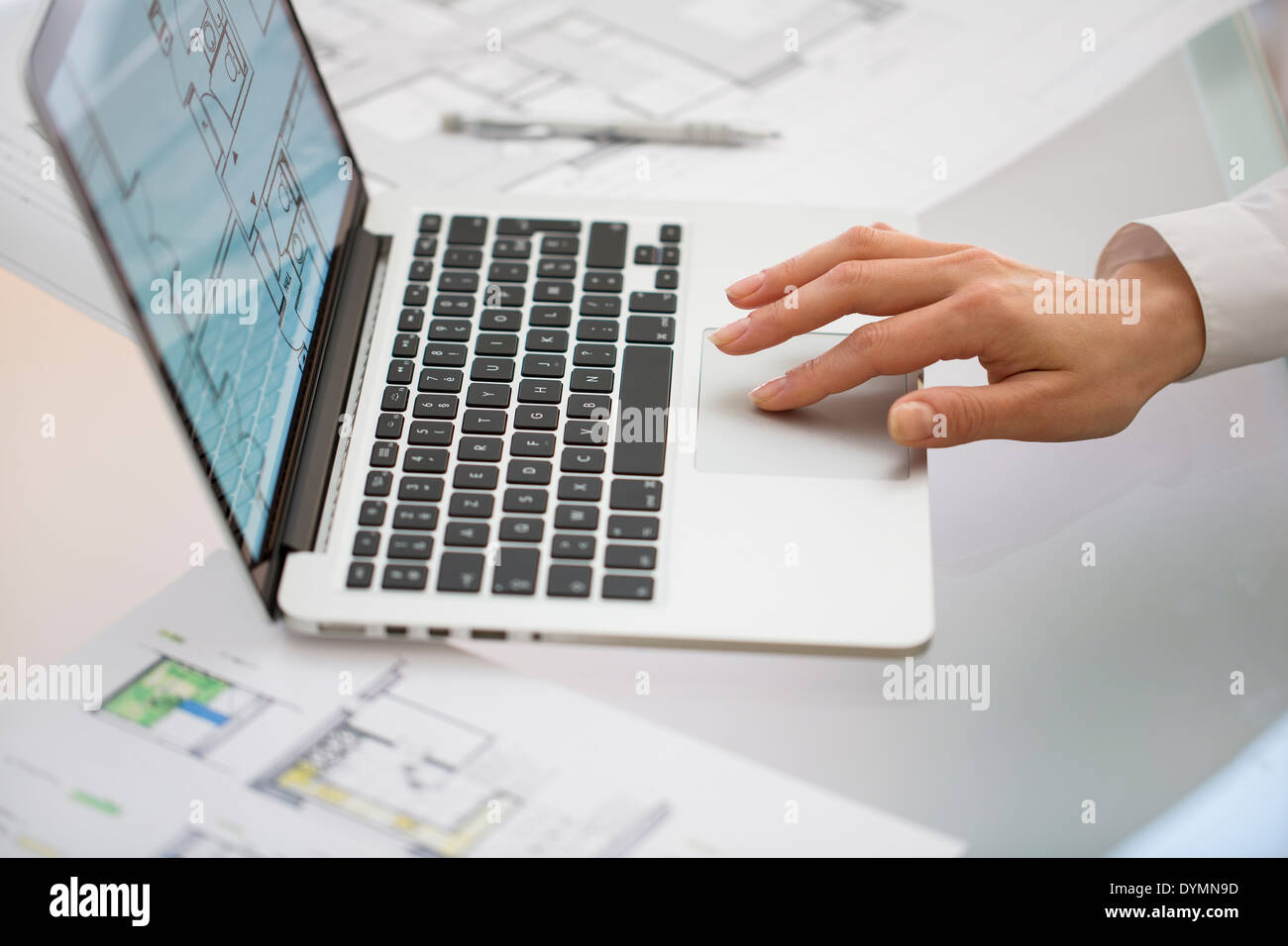 Nahaufnahme der Hände Architekt Frau mit Laptop Stockfoto