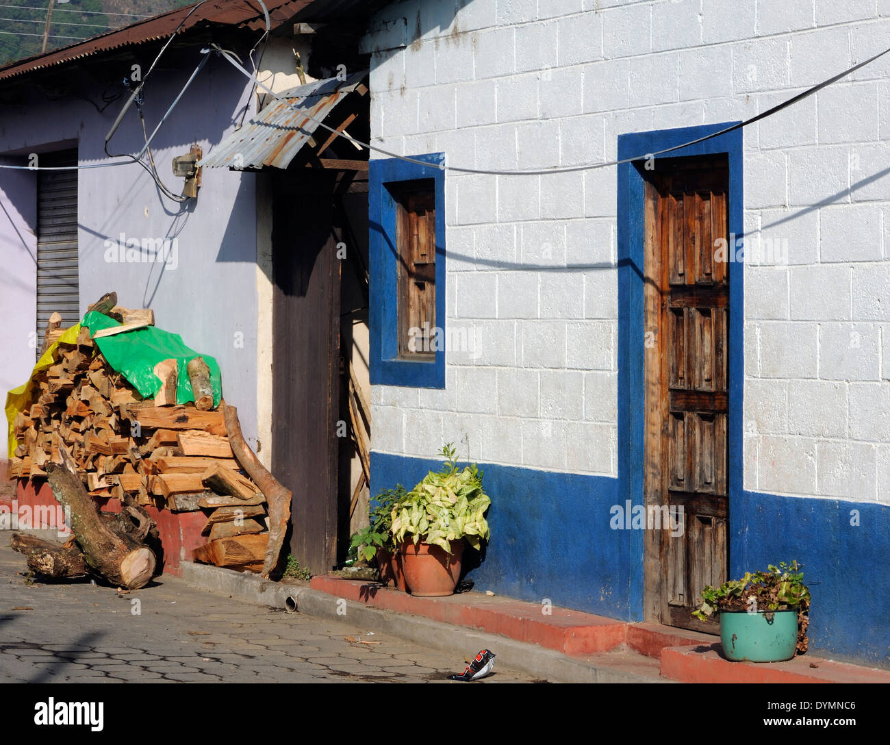 Brennholz zum Kochen gestapelt vor einem Haus. San Juan la Laguna. Stockfoto