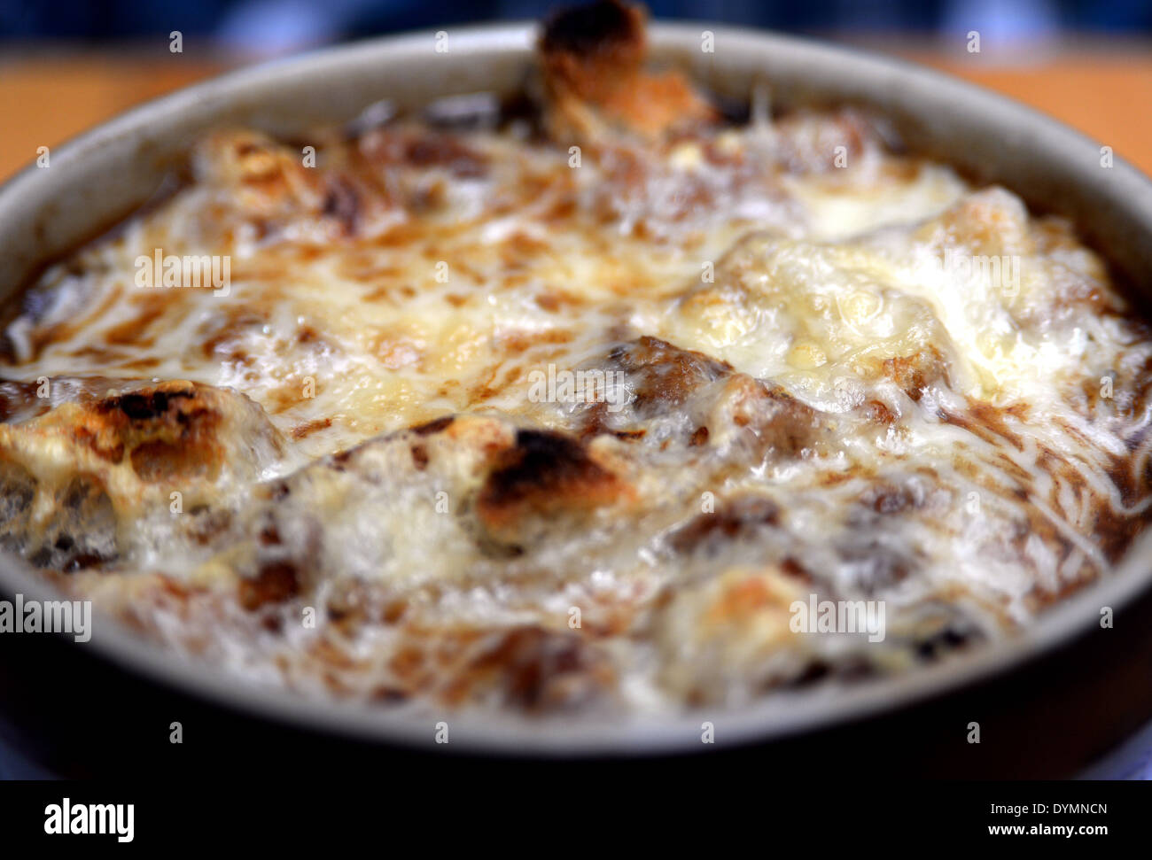 Zwiebelsuppe ist eine Brühe mit Zwiebeln und Käse überbacken, typisch französische Küche. Stockfoto