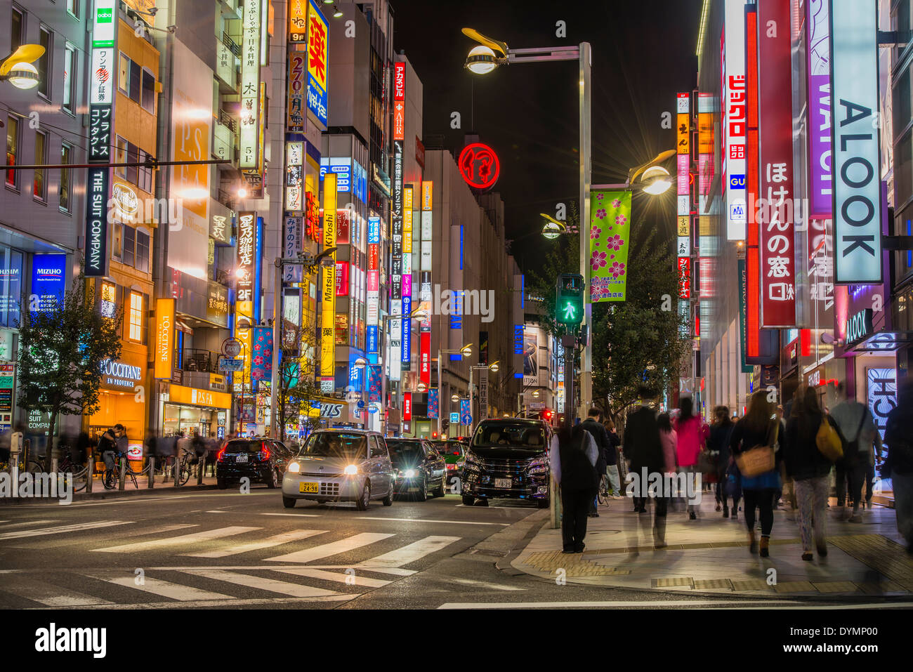 Neon-Leuchten in der Nacht in einer Straße von Bezirk Shinjuku, Tokyo, Japan Stockfoto
