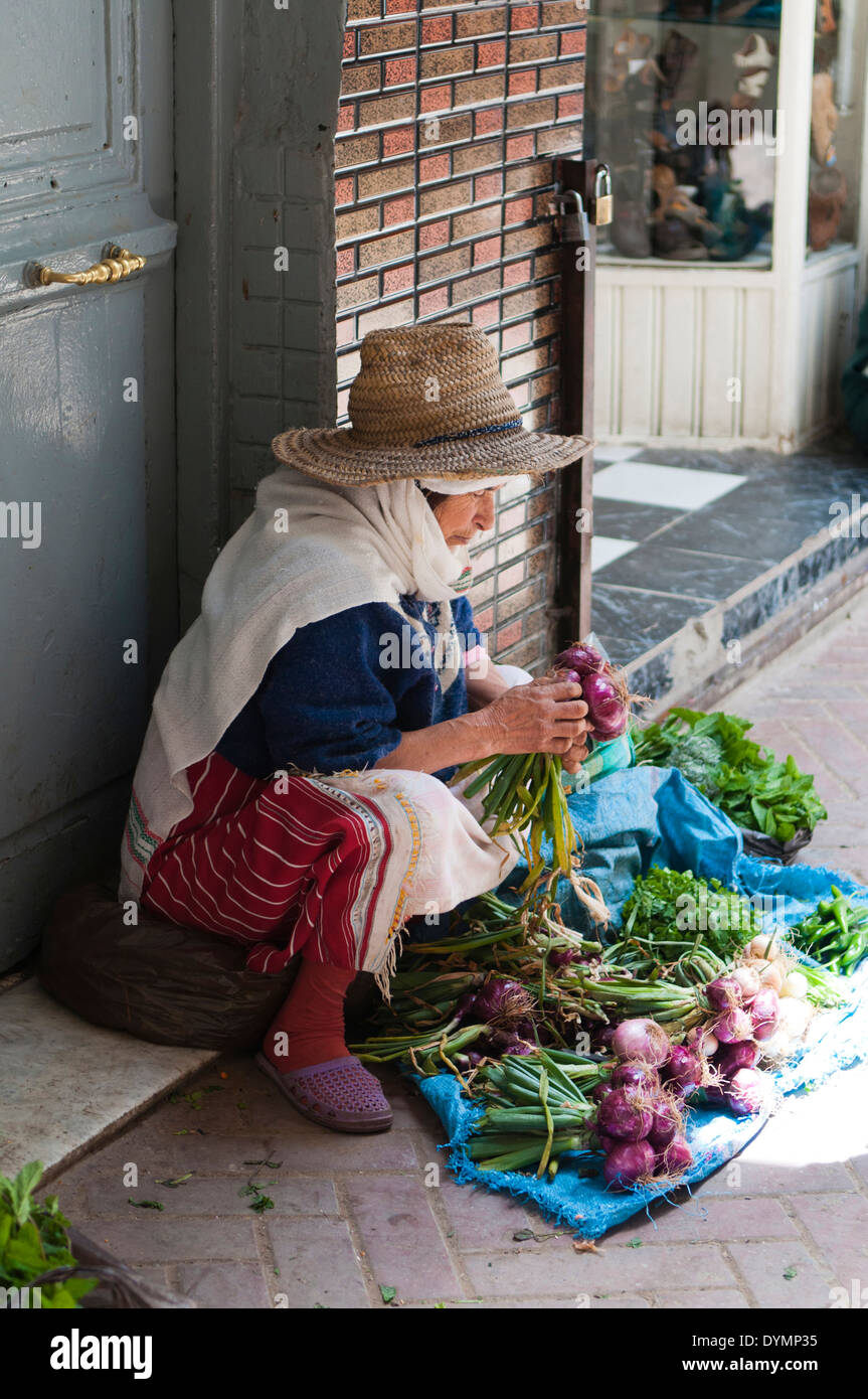 Bäuerin, Gemüse in der Medina, Medina, Tanger, Marokko, Nordafrika verkauft Stockfoto