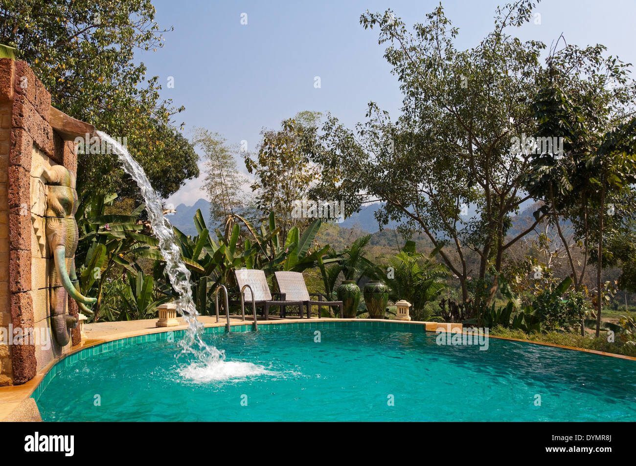 Horizontale Ansicht von einem luxuriösen angelegten Pool in einem 5-Sterne-Boutique-Hotel. Stockfoto