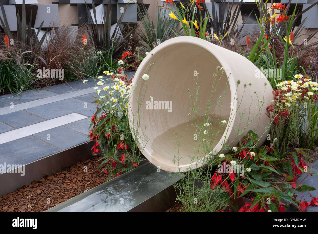 Moderner, zeitgenössischer Garten mit Gartenrill-Wasserspiel aus britischem Stahl Stockfoto