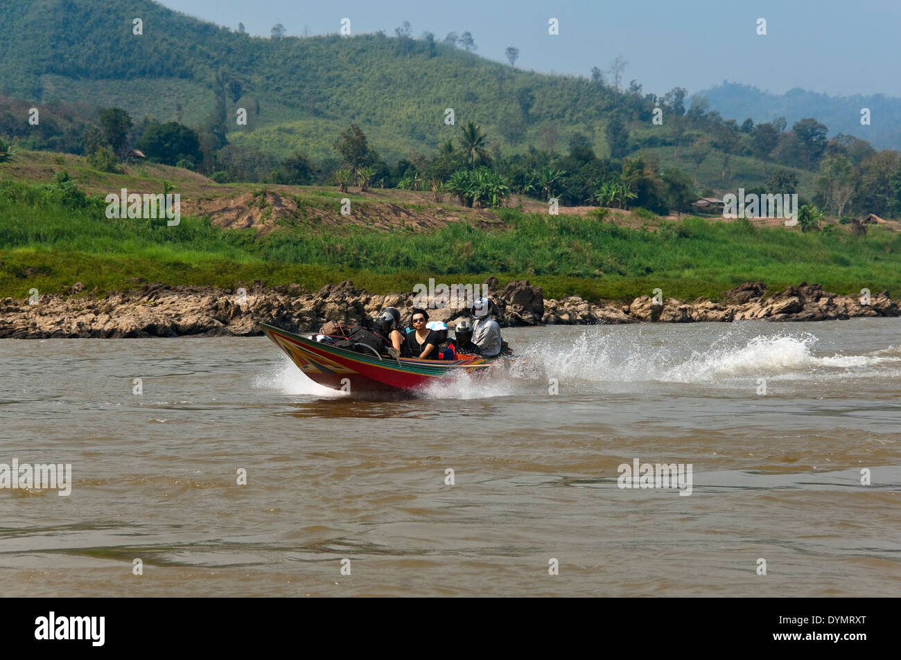 Horizontale Ansicht von einem bunten Motorboot mit Passagieren entlang des Mekong zu beschleunigen. Stockfoto