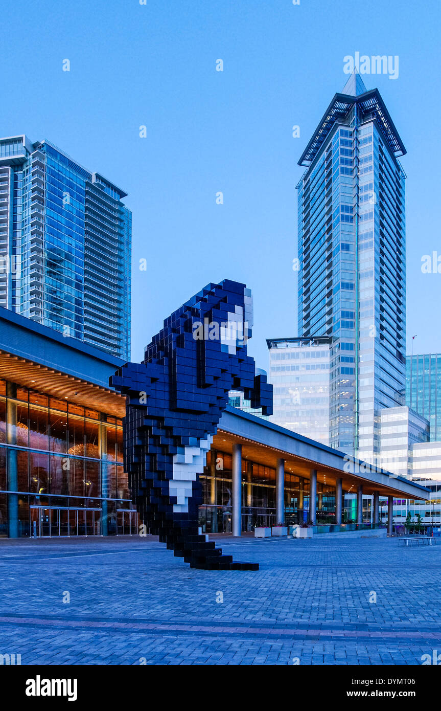 Douglas Coupland, digitale Orca Skulptur, Jack Poole Plaza, Vancouver Convention Centre, Vancouver, Britisch-Kolumbien, Kanada Stockfoto