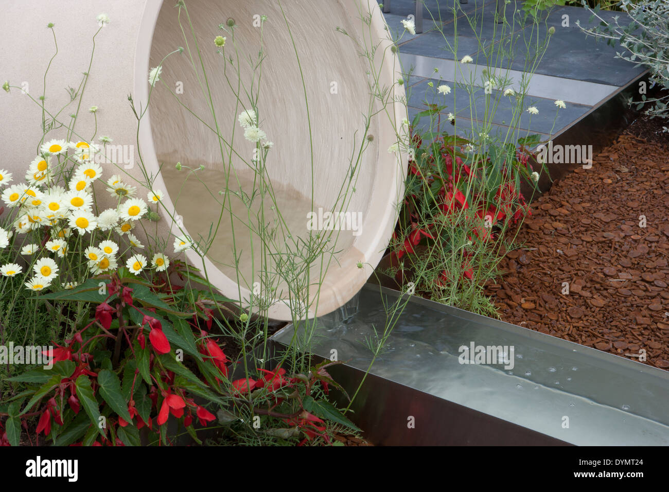 Moderner, zeitgenössischer Garten mit Gartenrill-Wasserspiel aus britischem Stahl Stockfoto