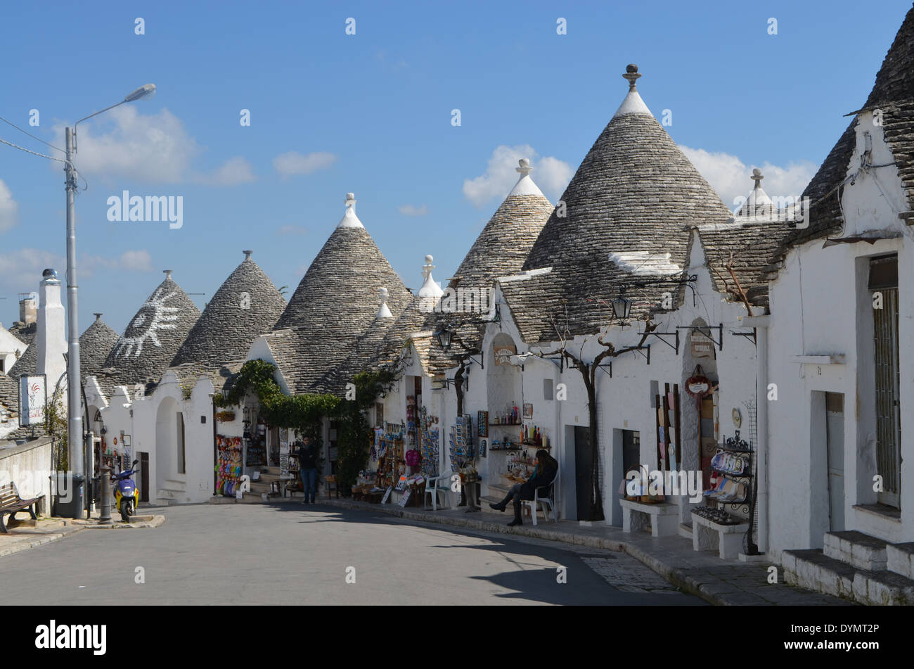 Alberobello, Häuser "Trulli" Stil mit dekorativen Stil Dächer mit seinem Kreuz an der Spitze. Sie haben seit 15. Jahrhundert N.Chr. existiert. Stockfoto