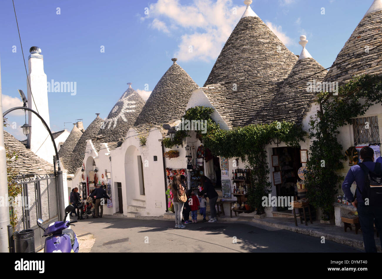 Alberobello, Häuser "Trulli" Stil mit dekorativen Stil Dächer mit seinem Kreuz an der Spitze. Sie existieren seit 15. Jh. n. Chr. Stockfoto