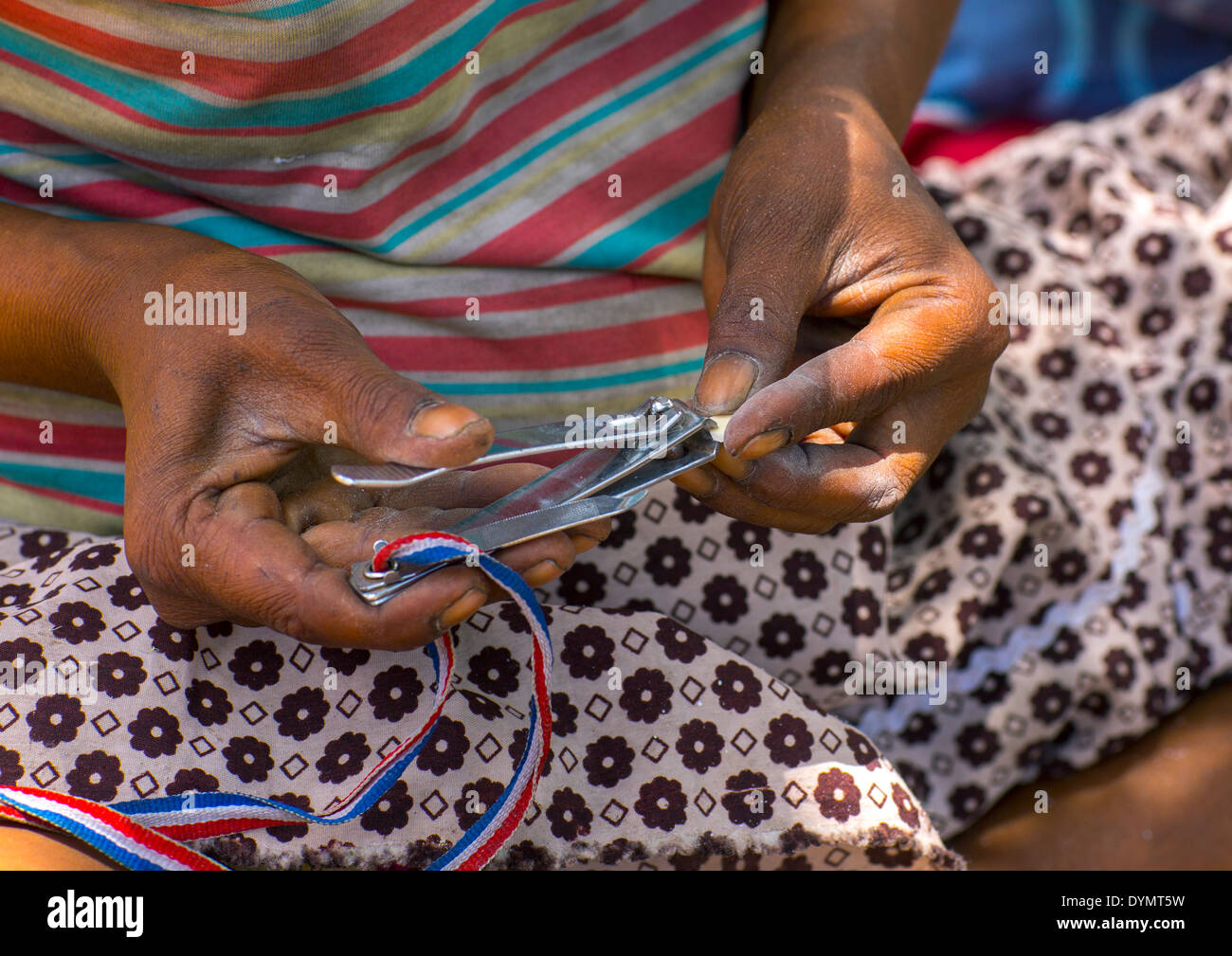 Buschmann-Frauen machen Halsketten mit Straußen Ei Shell, Tsumkwe, Namibia Stockfoto