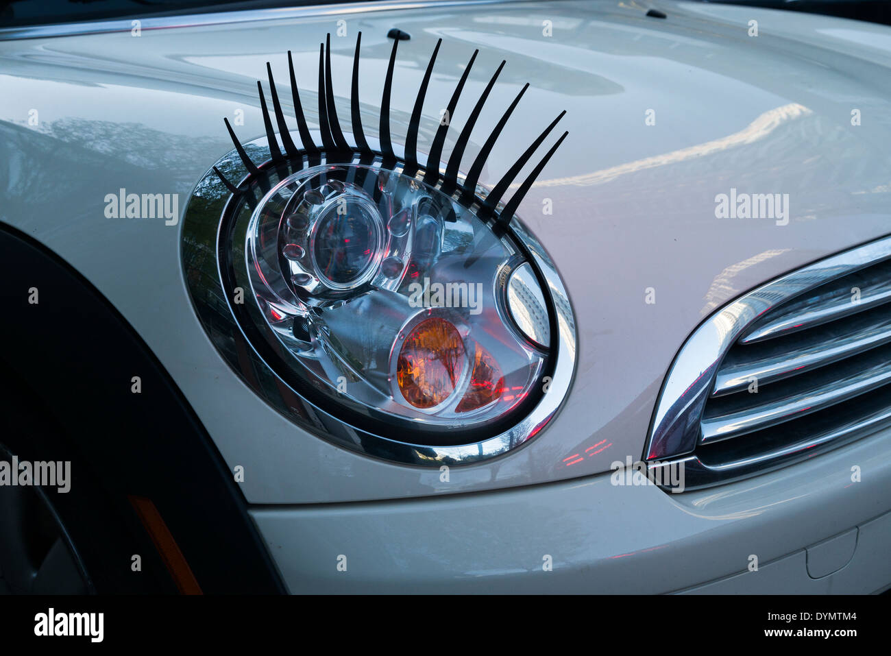 Autoscheinwerfer mit Wimpern. Stockfoto