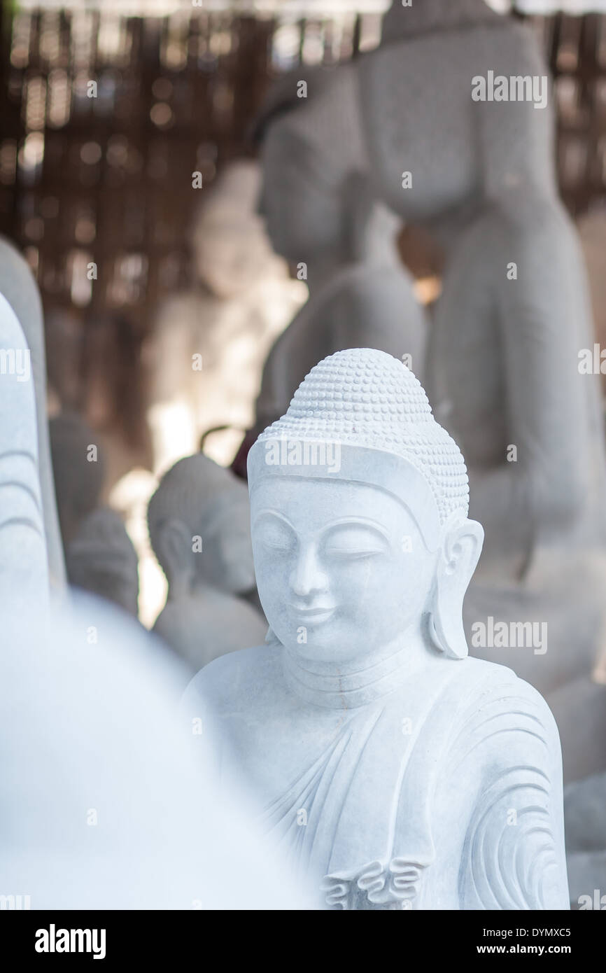 Geschnitzten Marmor Buddha Statuen auf der Straße von Mandalay, Myanmar Stockfoto