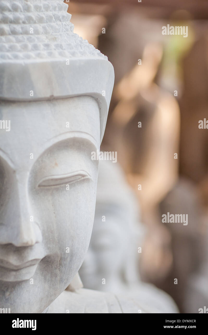 Geschnitzten Marmor Buddha Statuen auf der Straße von Mandalay, Myanmar Stockfoto