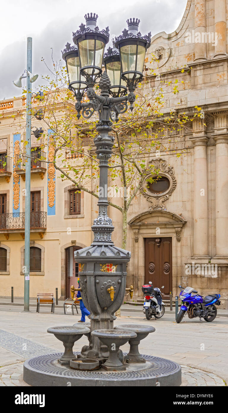 Verziert Straßenlaterne vor La Parroquia San Miguel del Porto eine katholische Kirche in Barcelona, Spanien am 25. Januar 2014 Stockfoto