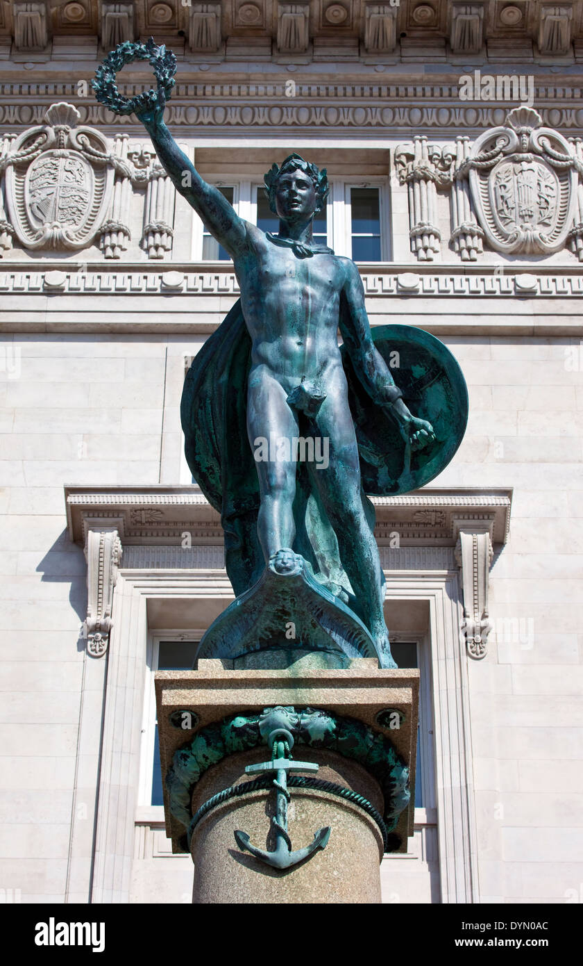 Die Cunard-Kriegerdenkmal mit Cunard Building im Hintergrund, Liverpool. Stockfoto