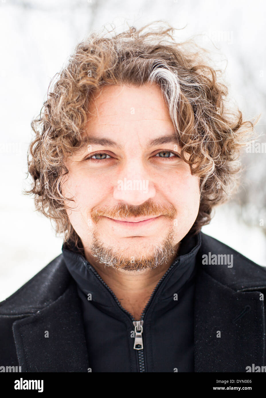 Der junge Mann lächelt in die Kamera hautnah Stockfoto