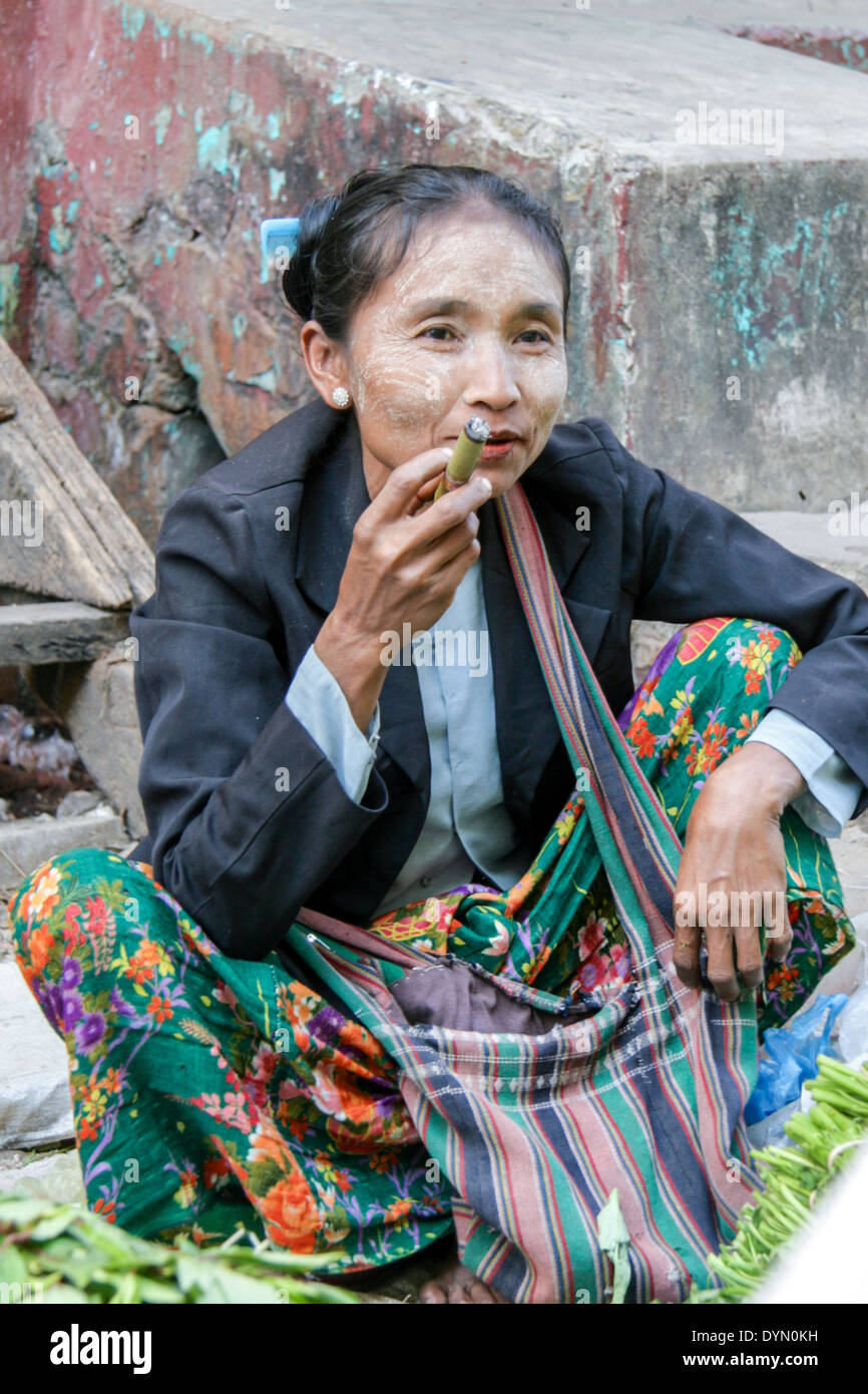 Alte Dame auf dem Markt, raucht eine Zigarre Yangon Birma Stockfoto