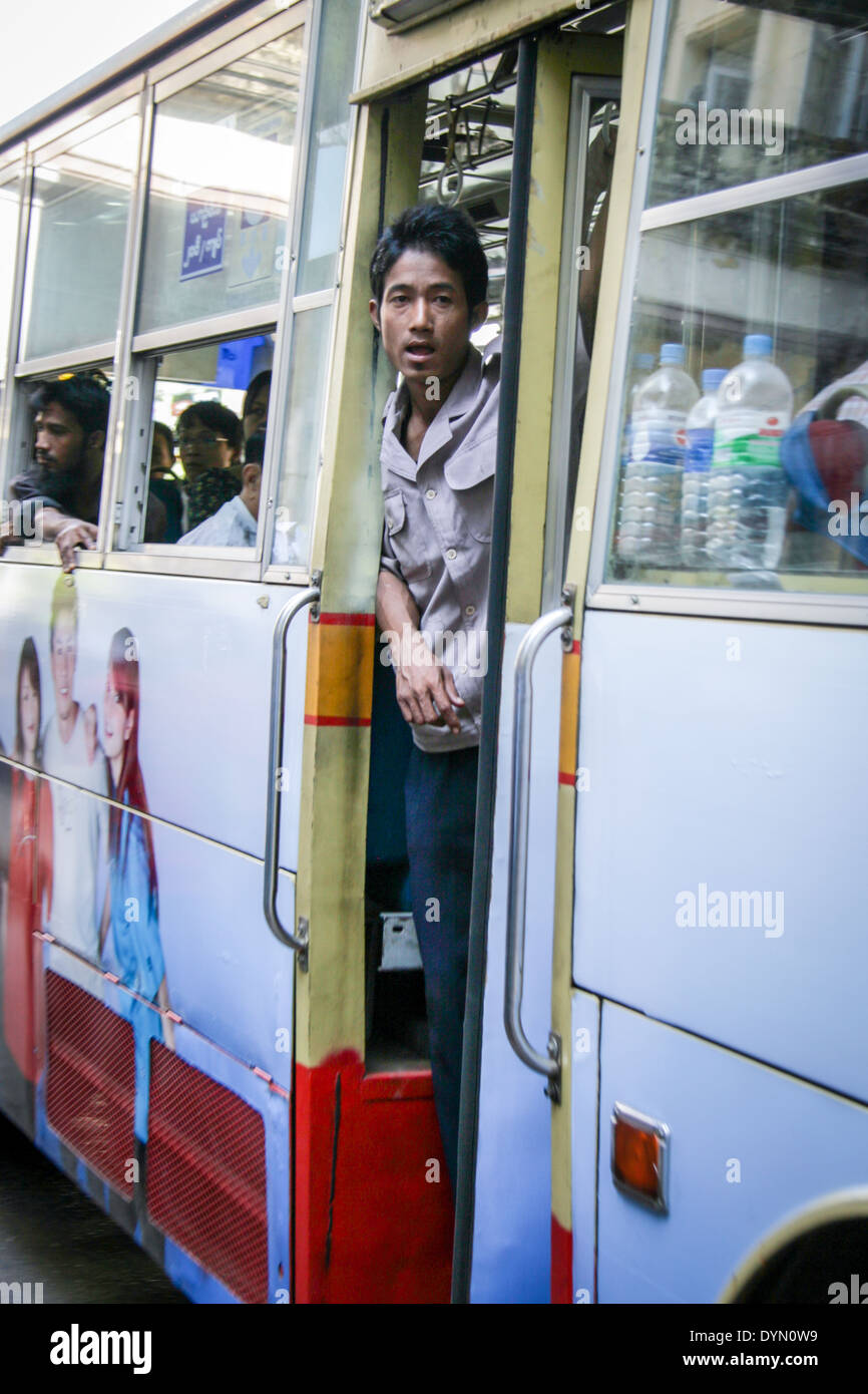Mann in einem Bustür Yangon Birma Stockfoto
