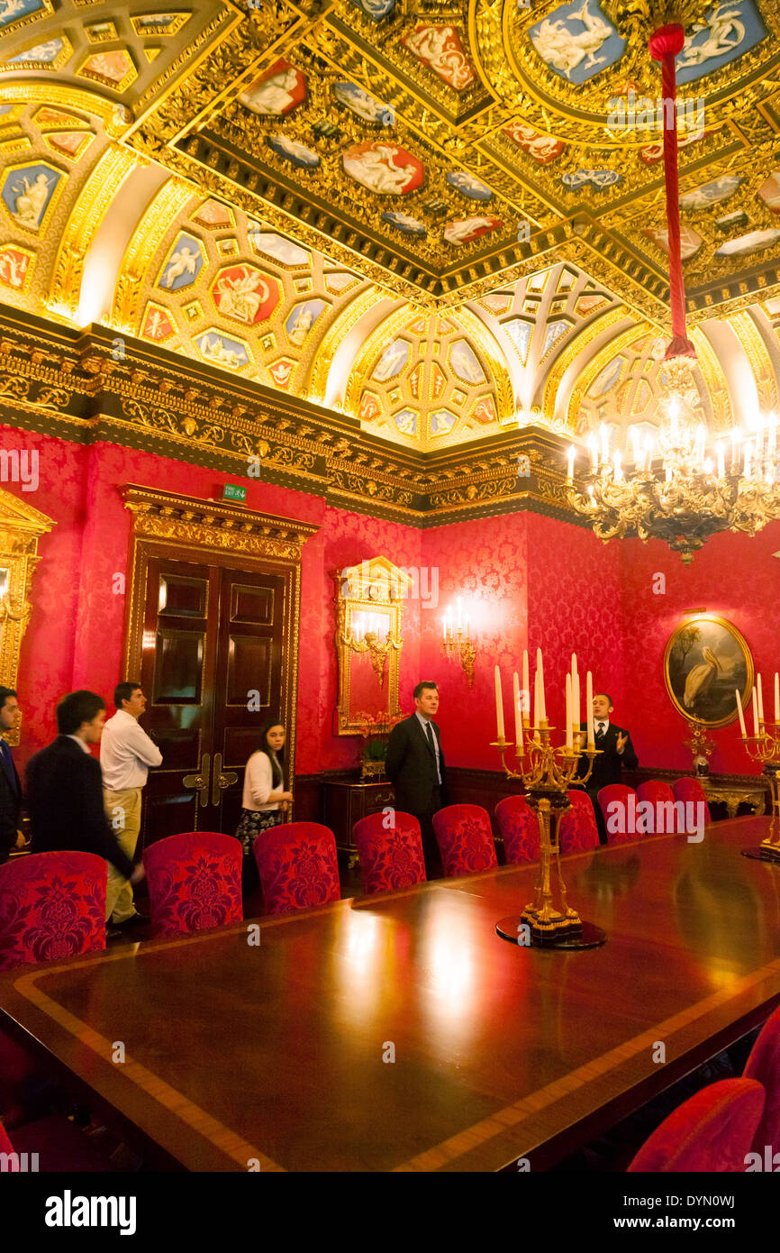 Gäste auf einer geführten Tour des Londoner Ritz Hotel, in dem William Kent Room, William Kent House, siehe Beschreibung Stockfoto