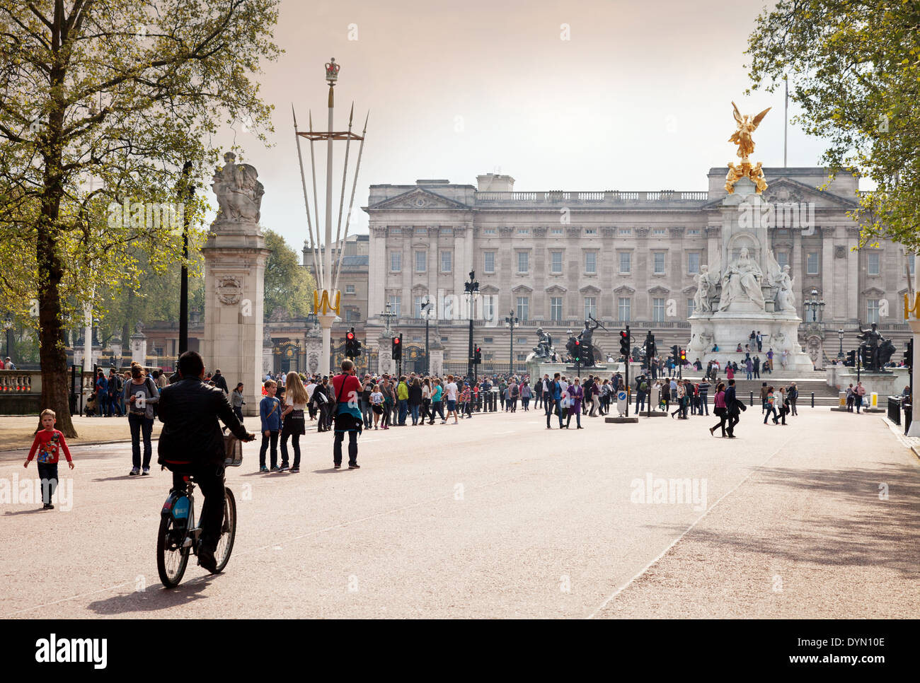 Radfahren und Menschen auf der Mall mit Buckingham Palace, London SW1, England UK Stockfoto