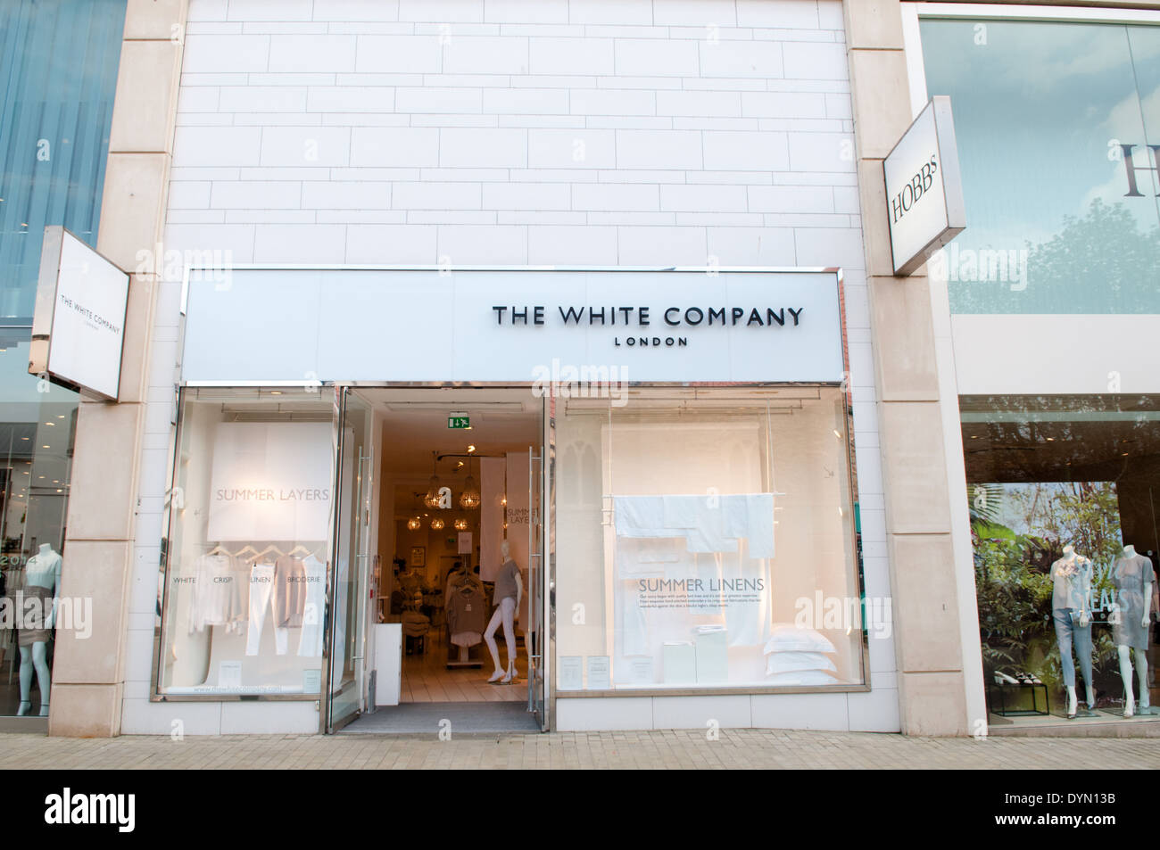 Käufer an der shopfront des Lifestyle Store The White Company in up-market Einkaufszentrum Cabot Circus in Bristol Stockfoto