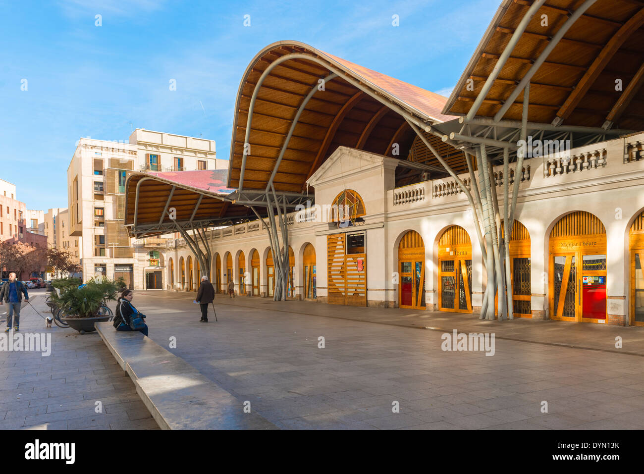 Barcelona, Spanien - 26. Januar 2014: Marcat de Santa Caterina in Barcelona, Spanien. Menschen zu Fuß und wartet auf Markt öffnet Stockfoto