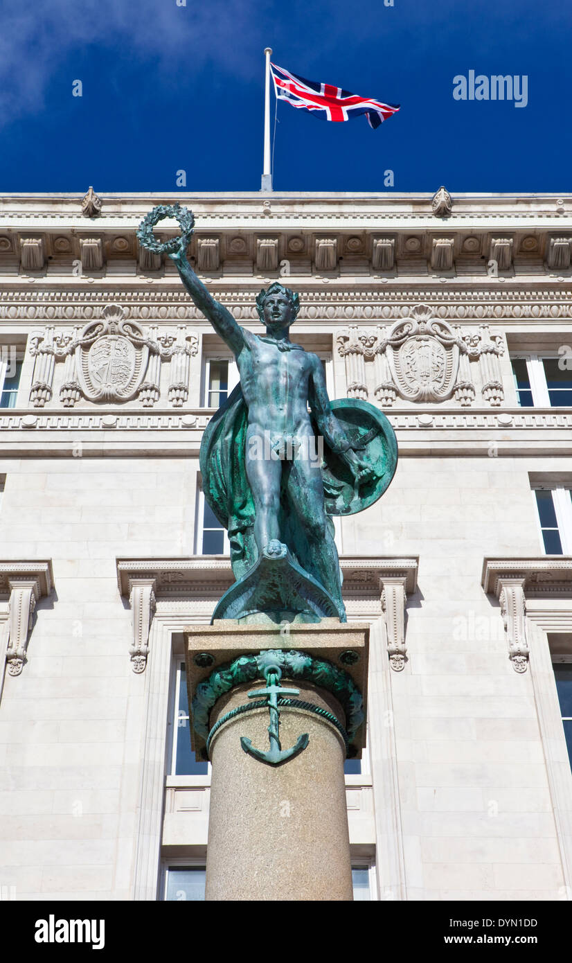 Die Cunard-Kriegerdenkmal mit Cunard Building im Hintergrund in Liverpool, Vereinigtes Königreich. Stockfoto