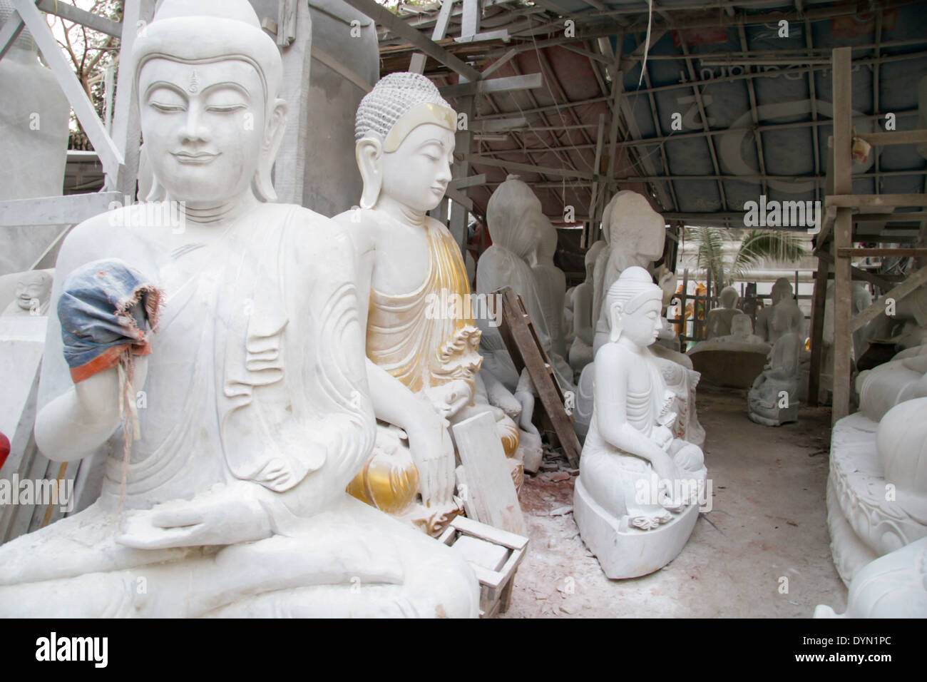 Buddha-Statuen im Bereich Carving von Mandalay Myanmar Stockfoto