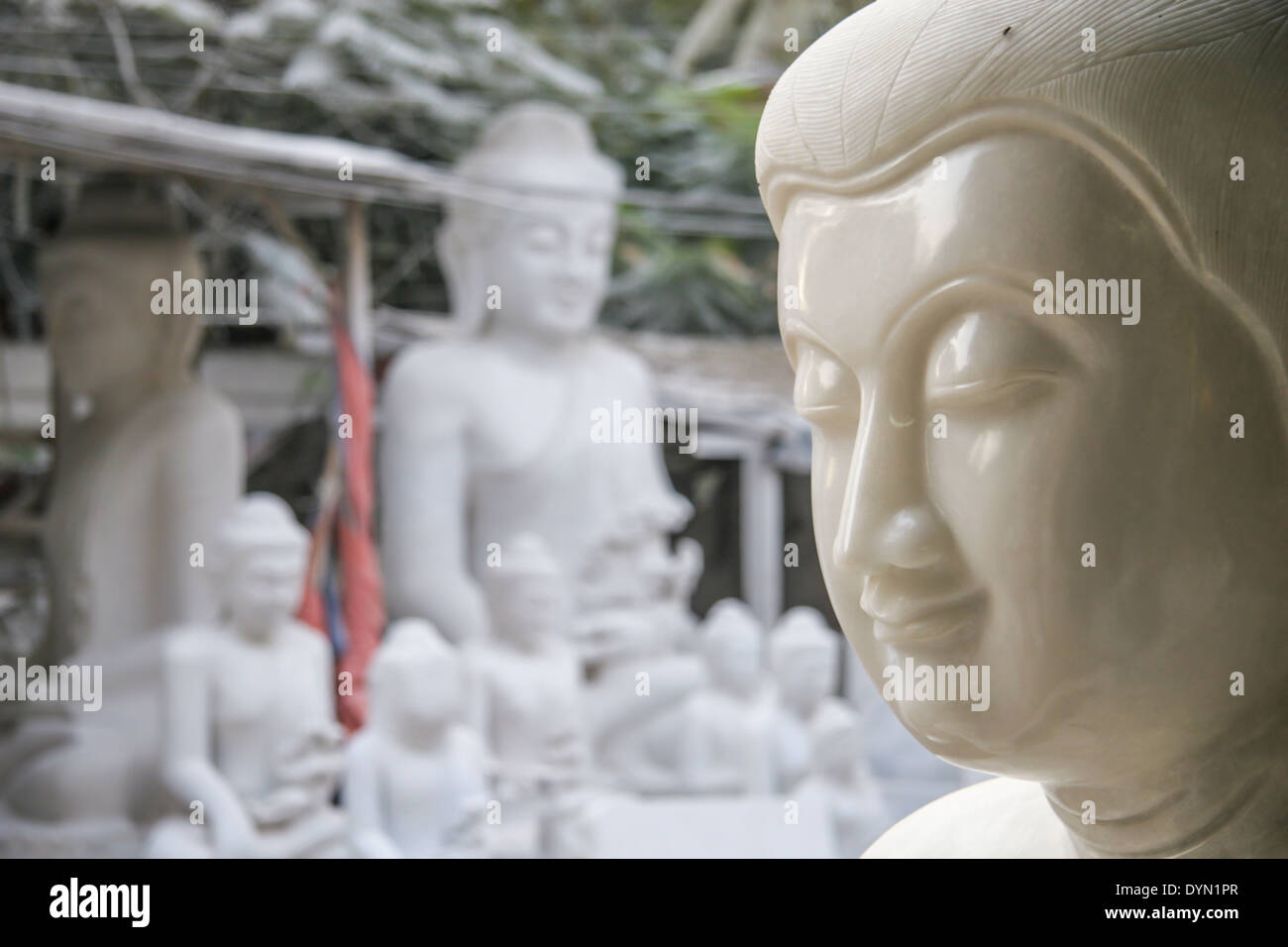 Buddha-Statuen im Bereich Carving von Mandalay Myanmar Stockfoto