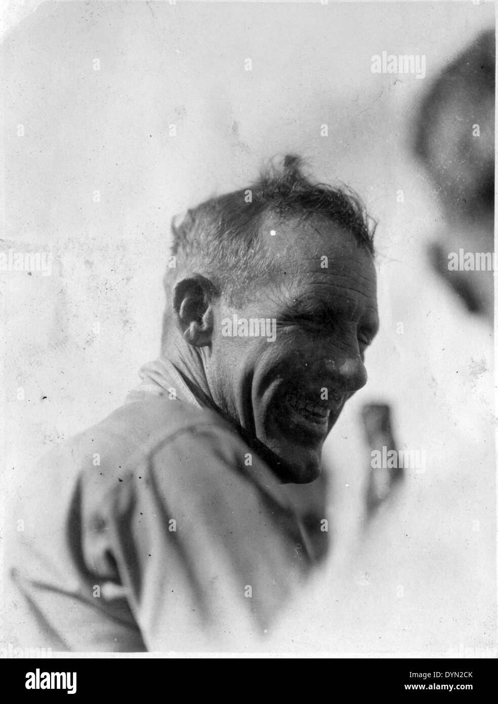 Dieses Bild zeigt einen unbekannten Marineoffizier der US Navy, der in den 1940er oder 1950er Jahren gefangen genommen wurde Der Dienst des Offiziers bei der Navy ist Teil einer größeren Sammlung, die das US-Militär während der Zeit nach dem Zweiten Weltkrieg dokumentiert. Das Foto spiegelt die Schlüsselrolle der Marine in globalen Konflikten wider. Stockfoto