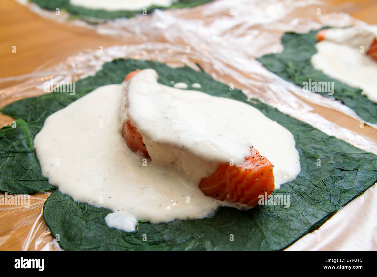 Lachs in Spinat gewickelt Stockfoto