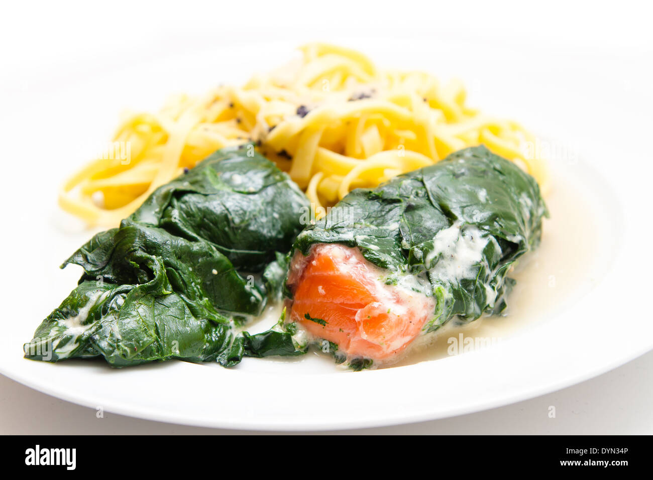 Lachs in Spinat gewickelt Stockfoto