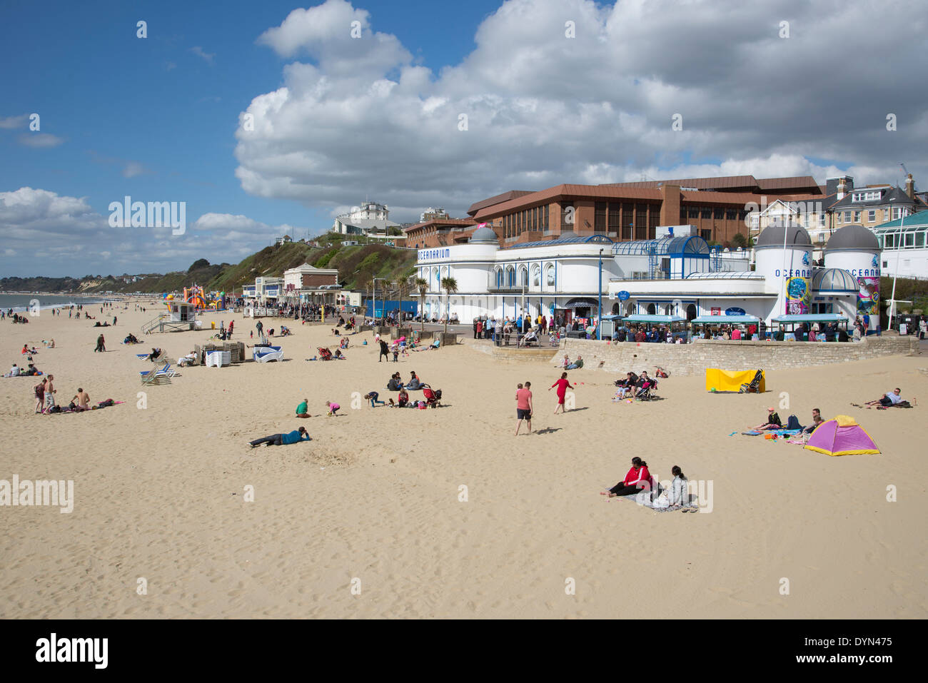Bournemouth Küste nach Westen populäre englische resort Komplex der BIC und Ozeanarium Gebäude mit Blick auf den Strand Stockfoto
