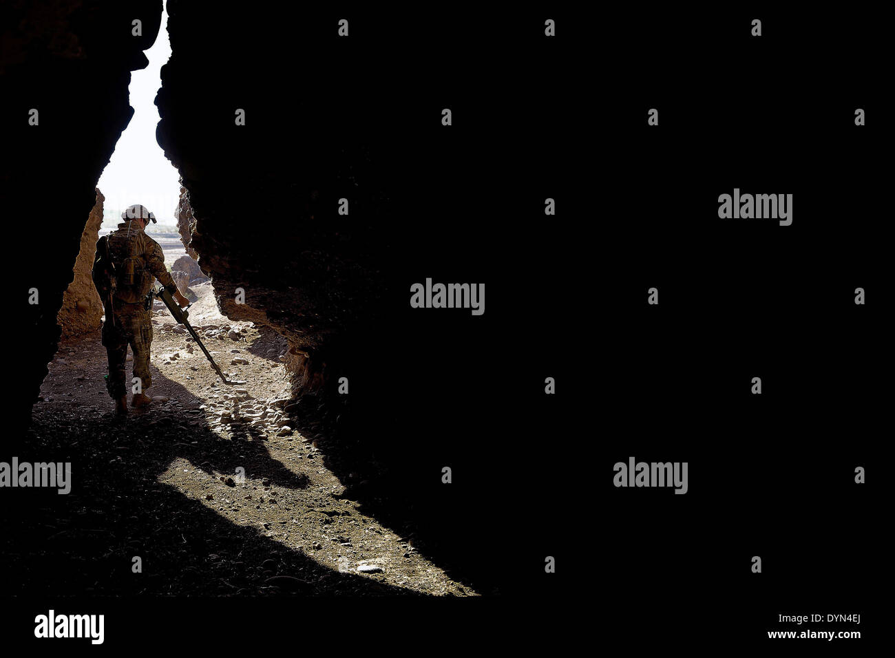 Australische Armee Sapper Callan Chapman sucht eine Höhle für Sprengfallen zurückgelassen von Aufständischen Taliban 15. Oktober 2013 in der Nähe von Shomali in südlichen Provinz Uruzgan, Afghanistan. Stockfoto