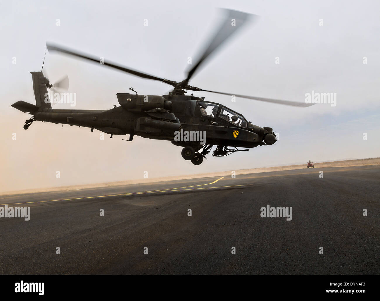 US Armee AH-64 Apache Angriff Hubschrauber hebt ab in die Wüste zum Jahresbeginn eine Praxis Luftangriff während Übung Freundschaft 12. April 2014 in der Nähe von Tabuk, Saudi-Arabien. Stockfoto