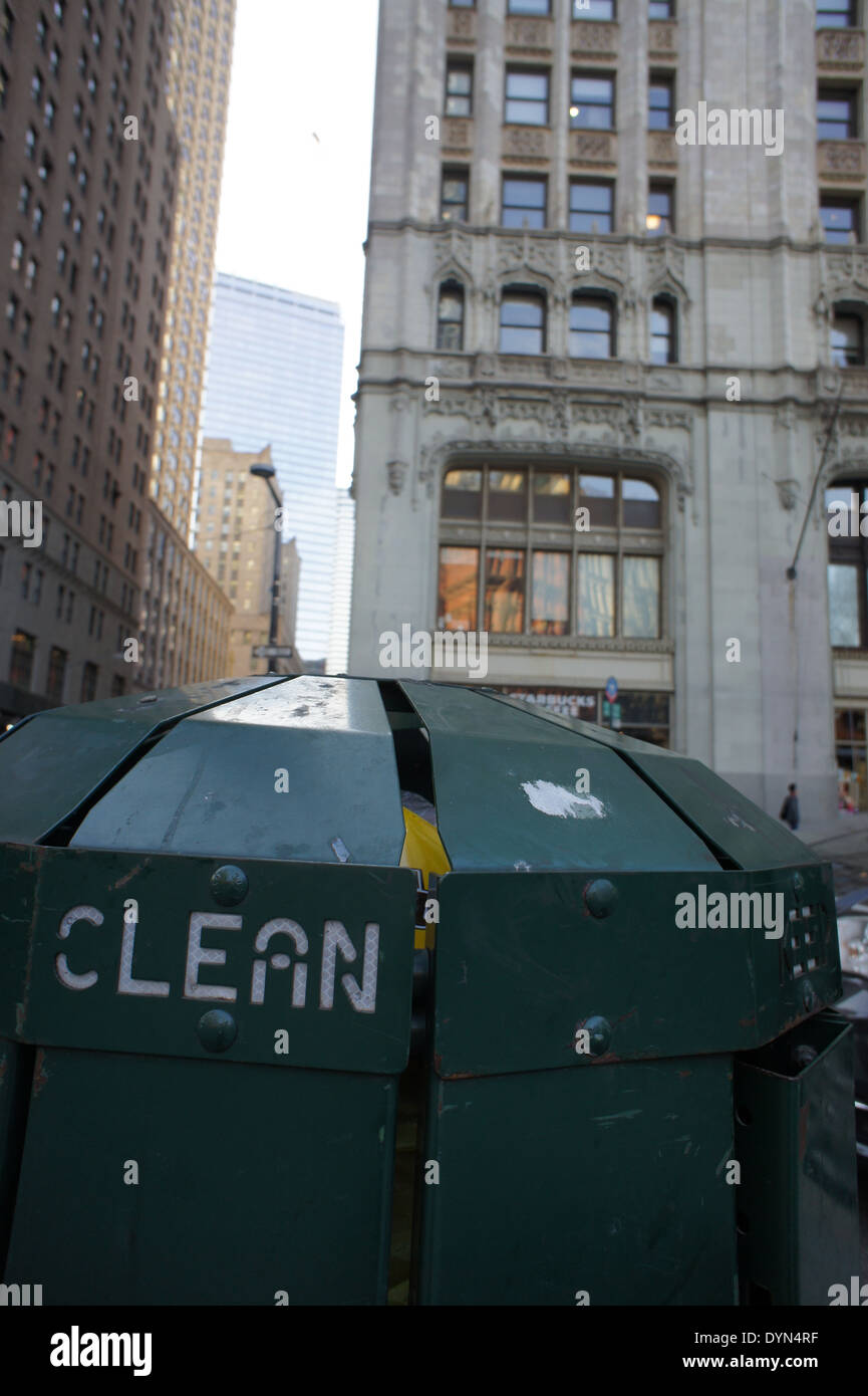 grüne Mülleimer Metall mit dem Wort "saubere" auf Seite gedruckt Stockfoto