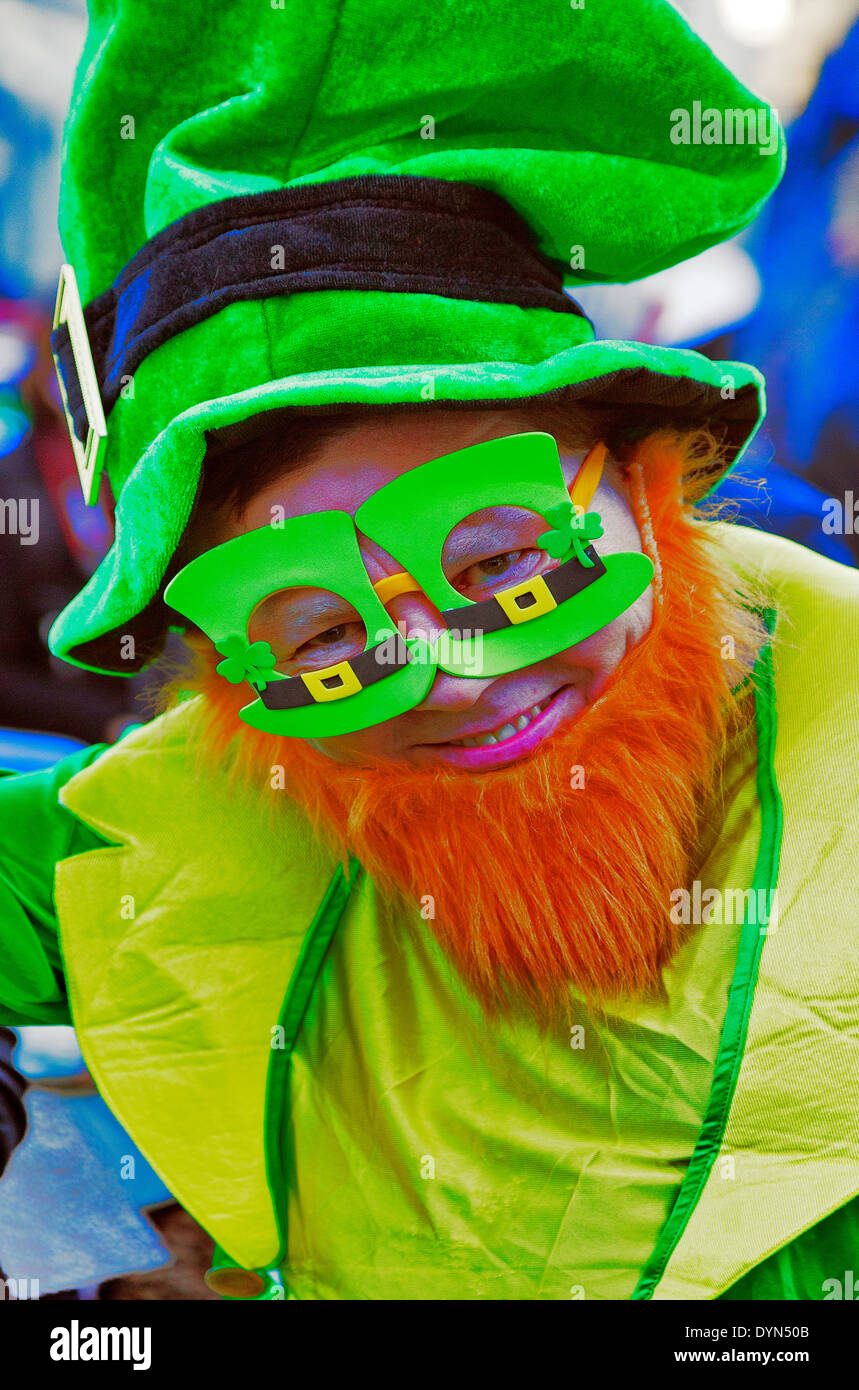 Gesicht in der Menge, St. Patricks Day, Trafalgar Square, London, England, UK Stockfoto