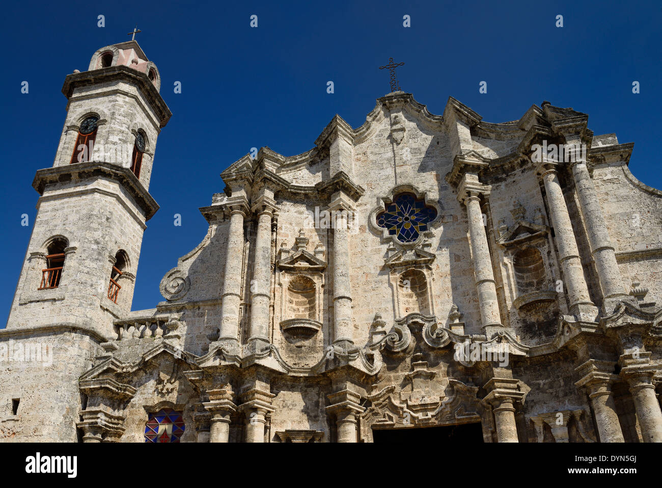 Fassade der Havana Kathedrale der Jungfrau Maria der Unbefleckten Empfängnis mit Uhrturm Korallen Stein auf blauen Himmel Alt-Havanna-Kuba Stockfoto