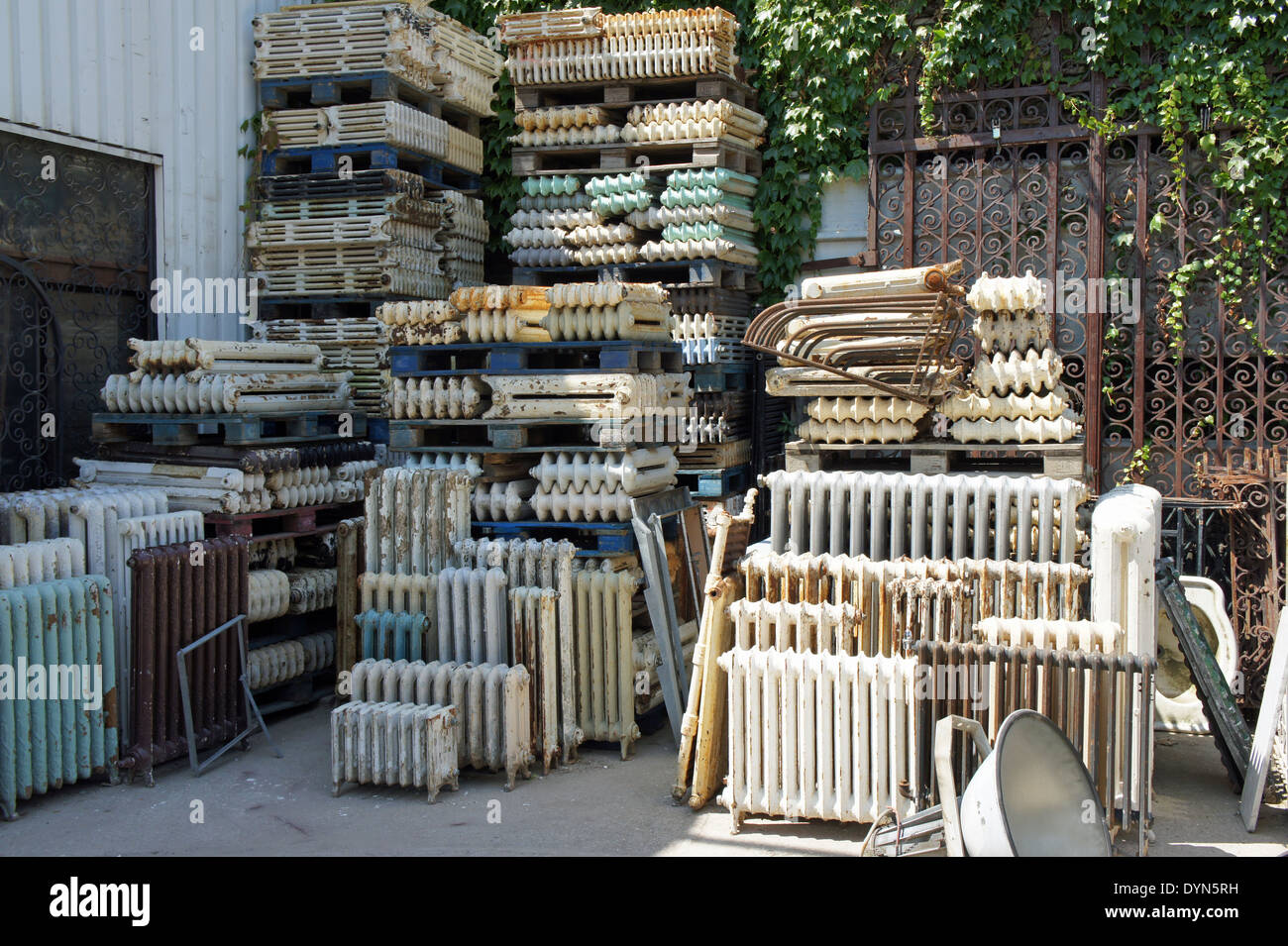 Heizkörper für Verkauf bei Marche Aux Puces de Saint-Ouen in Paris, Frankreich Stockfoto