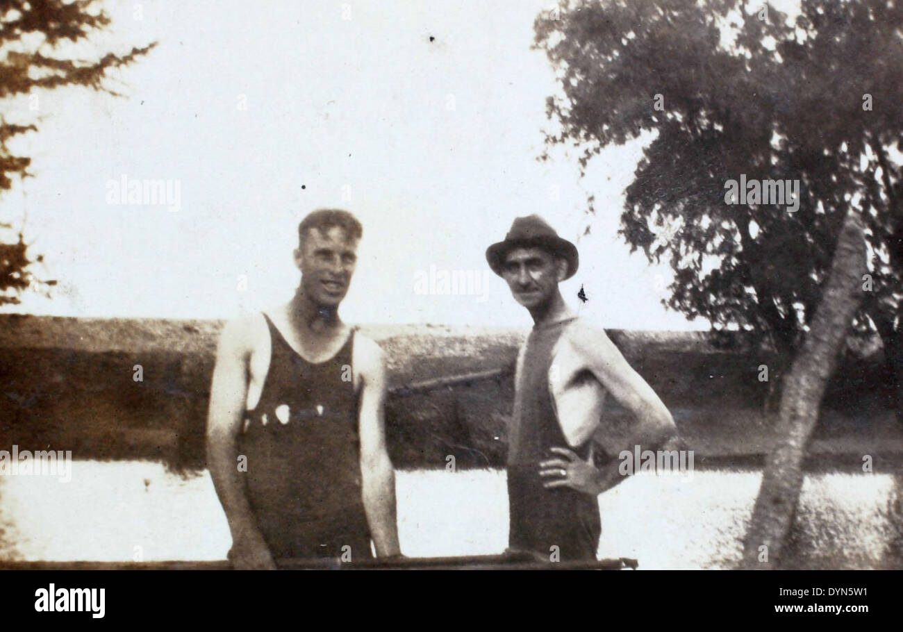 Der Spirit of St. Louis, der von Charles Lindbergh geflogen wurde, ist in einem Foto zusammen mit Douglas Kelley, der zu seiner technischen Unterstützung beigetragen hat, festgehalten. Dieses Flugzeug schrieb Geschichte, indem es 1927 den ersten Nonstop-Transatlantikflug absolvierte. Stockfoto