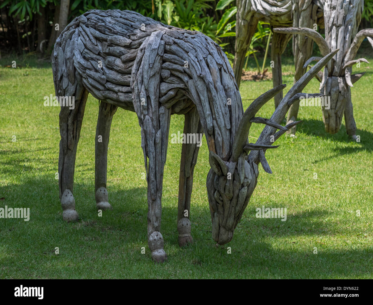 Schöne rustikale Hirsch hergestellt aus altem Holz macht eine große Garten Zierde. Stockfoto