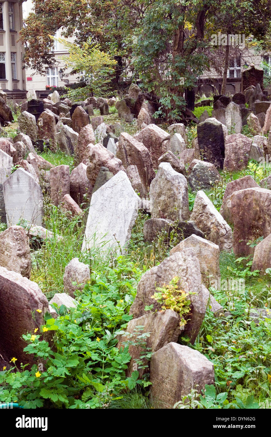 Alter jüdischer Friedhof im jüdischen Viertel Prag Tschechien vollgestopft Grabsteine neben The Jewish Museum Stockfoto