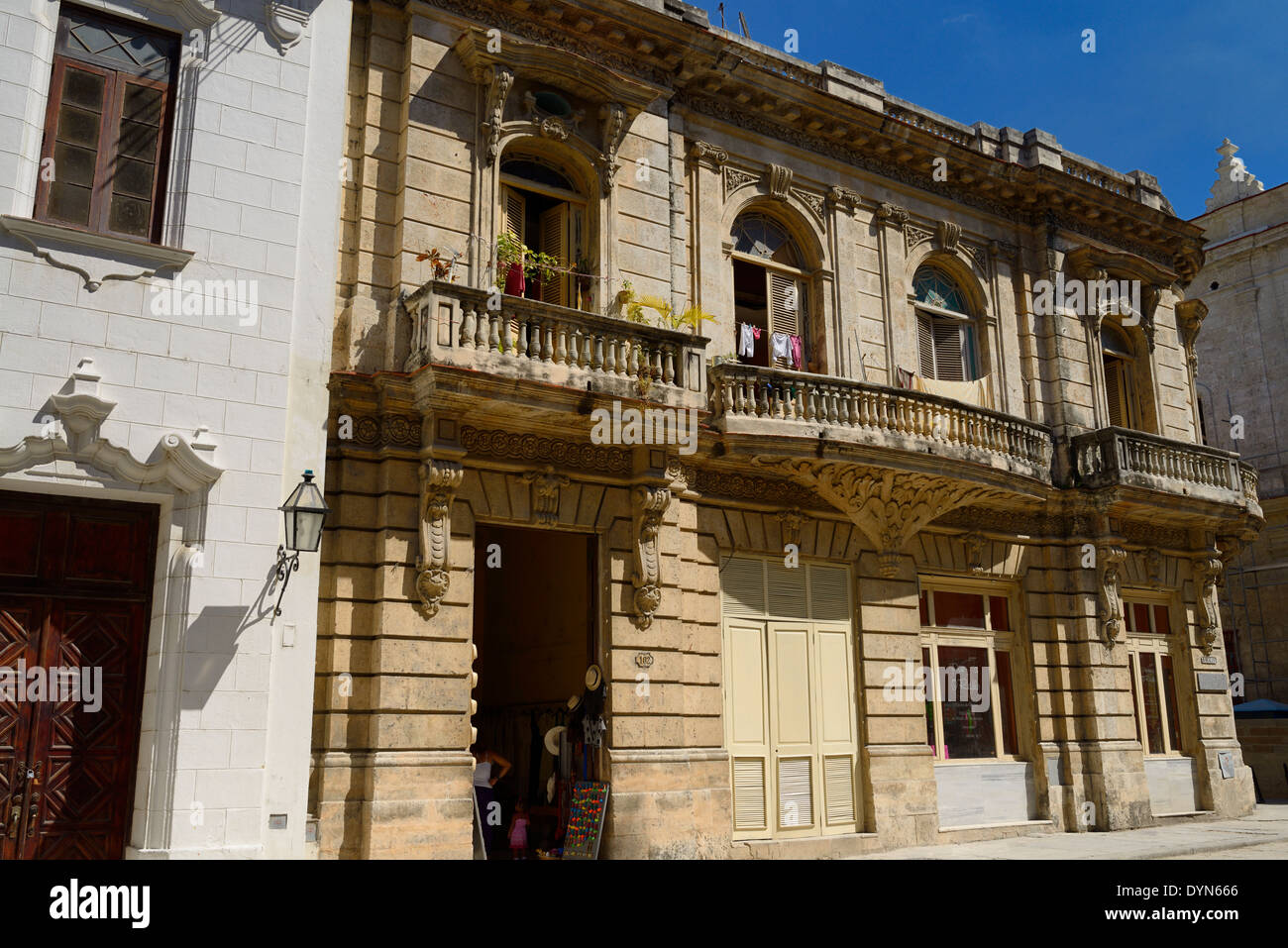 Historische Architektur in Alt-Havanna Kuba mit Schaufenster und Appartements im Obergeschoss Stockfoto