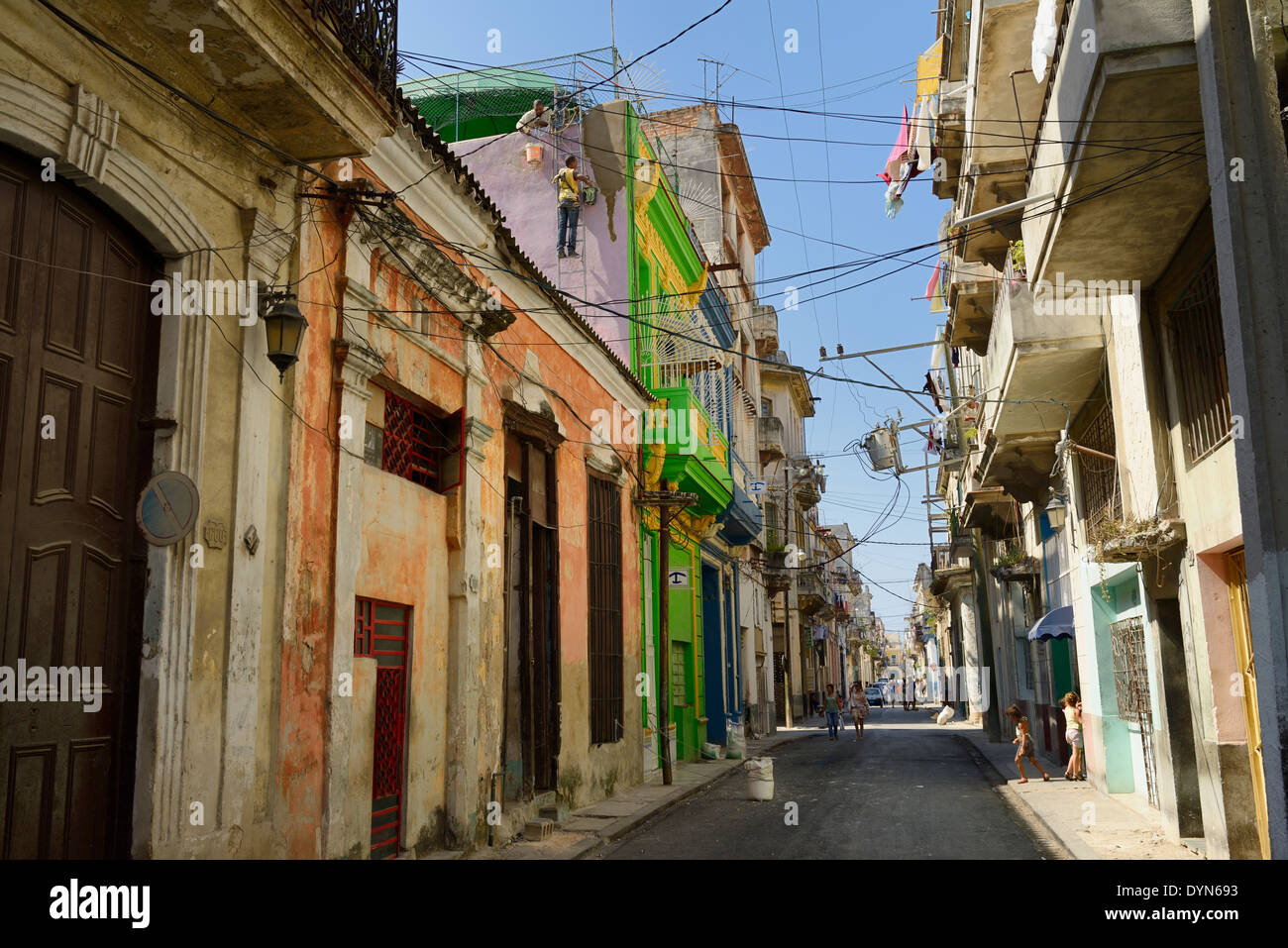Straße in der Altstadt von Havanna Kuba mit Arbeitern Instandsetzung Wand spielende Kinder und Frauen zu Fuß Stockfoto