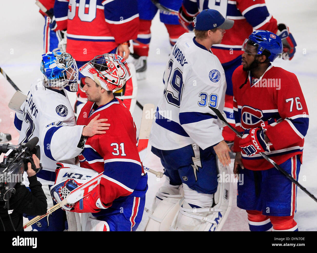 Montreal, Florida, USA. 22. April 2014. DIRK SHADD | Zeiten. Tampa Bay Lightning Torwart Kristers Gudlevskis (37) (links) schüttelt mit Montreal Canadiens Goalie Carey Price (31) und Tampa Bay Lightning Torwart Anders Lindback (39) schüttelt mit Montreal Canadiens Verteidiger p.k. Subban (76), wie die Teams die Hand am Zentrum Eis nach dem Spiel vier in der ersten Runde der Stanley Cup Playoffs im Bell Centre in Montreal Dienstagabend (22.04.14) © Dirk Shadd/Tampa Bay Times/ZUMAPRESS.com/Alamy Live News Stockfoto