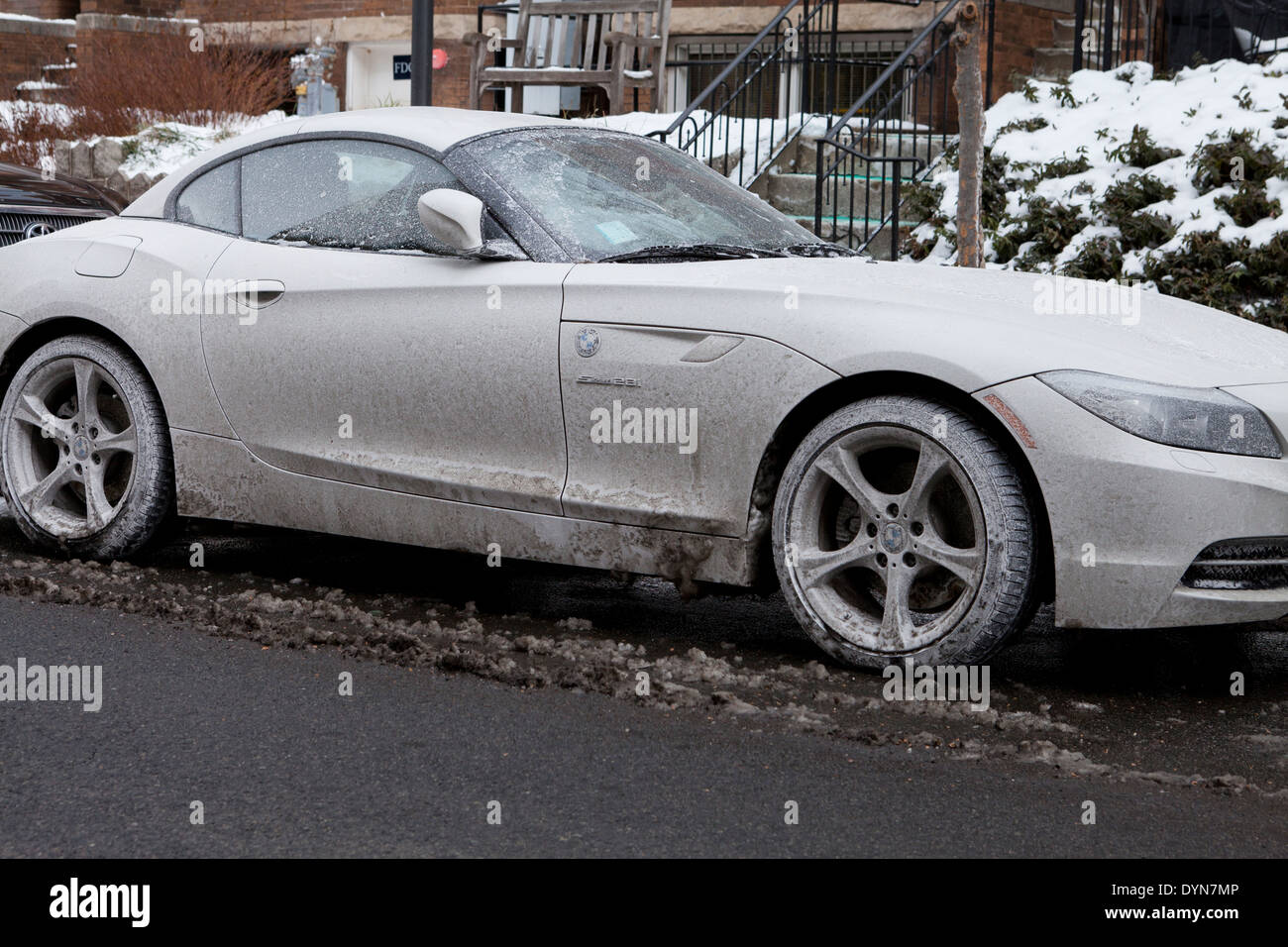 Auto abgedeckt in getrockneten Straße Salzsole - USA Stockfoto