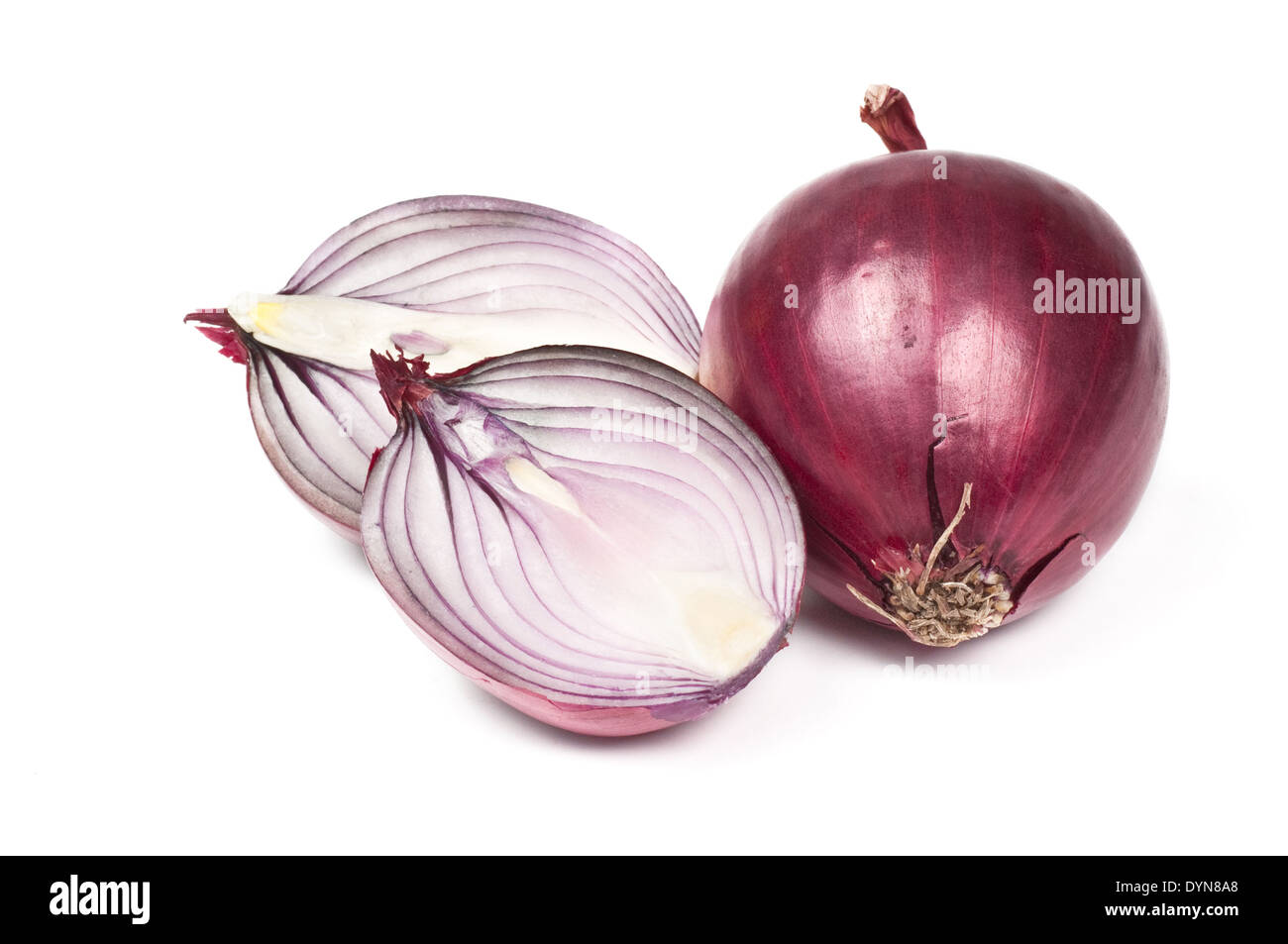 In Scheiben geschnittene Zwiebel isoliert auf weißem Hintergrund Stockfoto