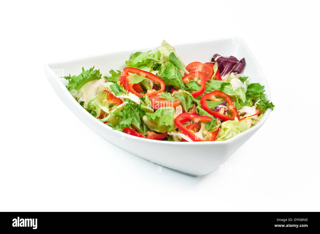 Salat aus frischem Gemüse isoliert auf weiss Stockfoto