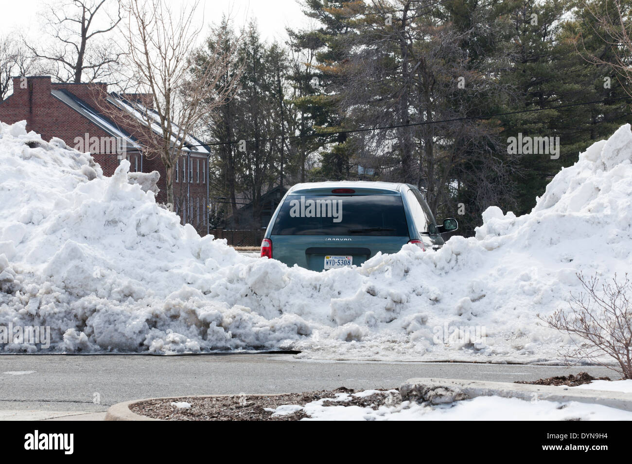 Auto blockiert durch hohe Gepflügtes Schnee - USA Stockfoto